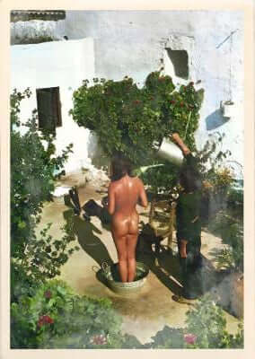IBIZA 73 - Une collection de 9 photographies d'époque capturant un tournant de vie radical. En pleine effervescence des seventies, la famille Massacrier quitte Paris pour une ferme sans eau ni électricité à Ibiza. Ces clichés historiques, dont certains ont fait la couverture de Paris Match, témoignent d'une aventure familiale devenue symbole du retour à l'essentiel.
#SavoirRevivre #ArtistsAtWork #Ibiza73 #SlowLife