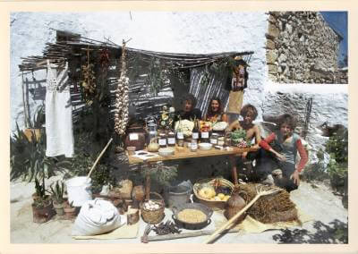 Trois ans après avoir quitté le confort de leur appartement parisien, la famille Massacrier prend la pose devant ses récoltes.
#Savoirrevivre #autonomie #DIY #Ibiza73