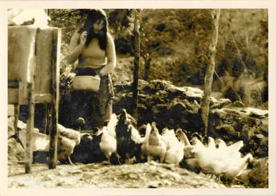 Un geste simple, une connexion profonde avec la nature. Dans le jardin d'Ibiza, Greta nourrit ses poules, un moment de calme et de présence. En 1973, Jacques Massacrier choisissait de vivre autrement, loin des exigences du quotidien, pour redécouvrir l’essentiel. Cette image silencieuse incarne la sagesse d’une époque où chaque acte avait du sens. #SavoirRevivre #Ibiza73 #RetourAuxSources #VieAuthentique