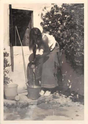 Un pas vers l'essentiel. Greta, en quête d’eau au puits, incarne la simplicité d'une époque où chaque geste comptait. À Ibiza, en 1973, la famille Massacrier choisit une vie en harmonie avec la nature, loin des distractions modernes. Ce retour à la source, à la fois littéral et symbolique, rappelle que le véritable bien-être réside dans la simplicité et l'authenticité. #SavoirRevivre #Ibiza73 #RetourÀLEssentiel #VieSimple