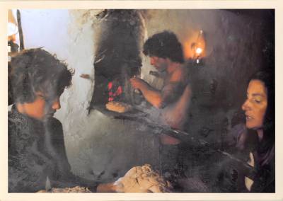 Un instant de partage, un retour aux racines. En famille, autour du vieux four blanchi à la chaux, la cuisson du pain devient un acte simple et sacré. À Ibiza, en 1973, Jacques Massacrier et les siens choisissent de renouer avec des traditions qui nourrissent l’âme autant que le corps. Ce moment silencieux, au rythme du four, nous rappelle que l’essentiel réside dans la lenteur, la présence et la simplicité. #SavoirRevivre #Ibiza73 #VieAuthentique #RetourAuxRacines