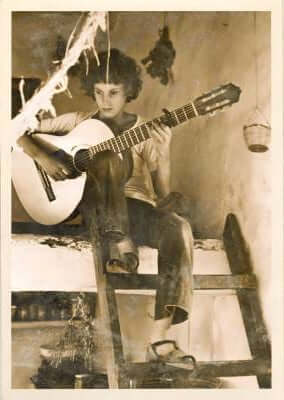 Un moment suspendu, où l'innocence et la liberté se mêlent. Cet enfant aux cheveux éparpillés, sa guitare à la main, incarne l'esprit audacieux et l’énergie de l’époque. Ibiza, 1973 : une époque où choisir une autre voie, loin des contraintes, était un acte de courage et de vision. Un hommage à ceux qui ont osé réinventer leur existence, à l’image de Jacques Massacrier, qui, loin de la frénésie parisienne, a trouvé la voie de la simplicité et de l’épanouissement. À travers ces témoignages visuels, nous célé
