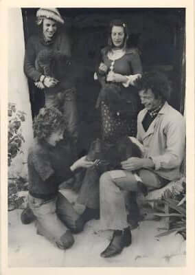 La joie simple d'être ensemble. Un instant de vie capturé dans leur ferme d'Ibiza en 1973, loin du stress citadin. Le bonheur se trouve parfois dans les choix les plus audacieux.
#SavoirRevivre #FamilyLife #Ibiza73 #AlternativeLifestyle